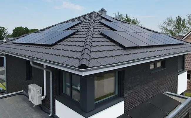 Dach eines Neubaus mit Solarzellen einer Photovoltaikanlage und Wärmepumpe